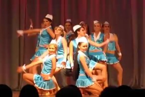 Недетские танцы старшеклассниц на выпускном