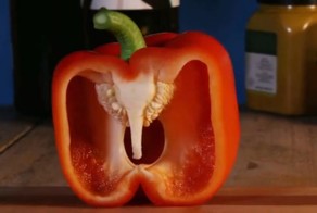 Видеоблогеры разрезали пополам различные предметы, чтобы с помощью макросъёмки показать, как всё устроено внутри