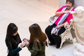 Фотография, ярко демонстрирующая реакцию незнакомки на помолвку пары