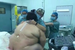 Китайские медики приняли роды у роженицы-тяжеловеса