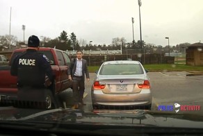 В США офицер полиции помог нарушителю завязать галстук