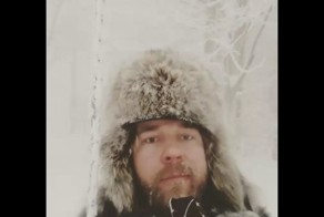 Житель Сургута показал, как "согревается" в –50°С