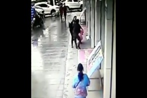 Случайный прохожий защитил хрупкую девушку от грабителя