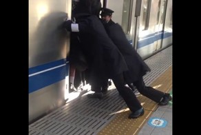 Обычное утро в японском метрополитене 