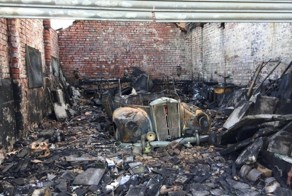 Старинный автомобиль сгорел из-за фейерверка