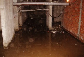 В Волгограде бездомный несколько дней плавал в затопленном подвале многоэтажки