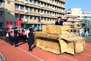 Тайваньскую школу осудили за немыслимую реконструкцию: учитель зигует, школьники со свастиками