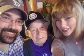 Тейлор Свифт устроила рождественский сюрприз своему 96-летнему фанату