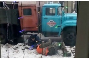 В Орле сняли на видео валяющихся в снегу пьяных коммунальщиков 