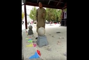  С таким кунг-фу каменщиком шутки плохи!