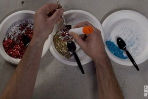 Хрупкая красота: как делают стеклянные елочные игрушки ручной работы 