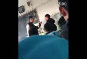 Китайский учитель надавал пощечин ученику за опоздание на урок