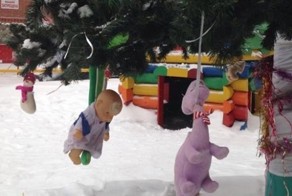 В центре Екатеринбурга елку украсили повешенными младенцами и животными