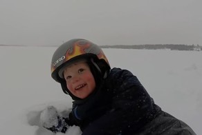 Этот 2-летний малыш катается на лыжах, как настоящий профи!
