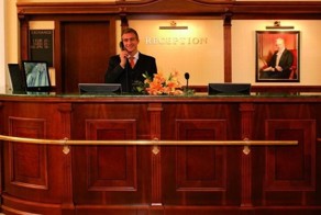 Клерк помог супружеской паре. То, что произошло потом, просто поразительно!