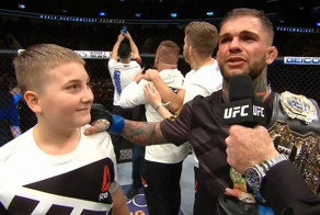 Новый чемпион UFC подарил свой пояс мальчику который победил рак