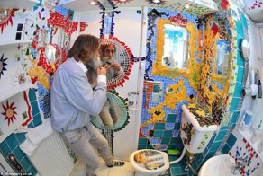 Учитель на пенсии оформил интерьер своей квартиры в стиле Гауди