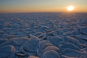 Блинчатый лёд на Онежском озере