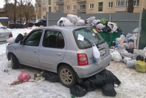 Припаркованный рядом с помойкой автомобиль забросали мусором