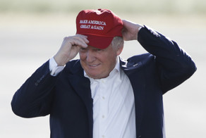 Алек Болдуин подшутил над Трампом, сфотографировавшись в кепке с его лозунгом на ломаном русском