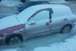 Из-за прорыва трубы автомобиль оказался ледяном плену