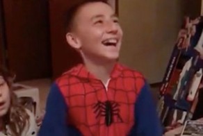Самый важный рождественский подарок: 11-летний  мальчик узнает, что официально усыновлен отчимом