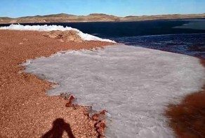 Зимнее волшебство: ползучий лед на озере в США