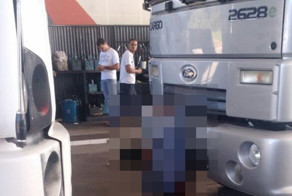 Механика зажало между двумя грузовиками