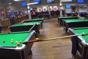 Потрясный бильярдный трюк от персонала английского  спорт-бара