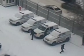 Зимние забавы и полицейским не чужды: петербургских стражей правопорядка засняли за игрой в снежки