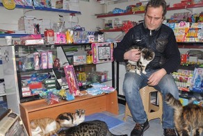 Сильнейшая снежная буря обрушилась на Стамбул, и вот как люди спасают бездомных животных