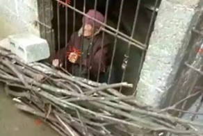 Невероятная жестокость: 92-летнюю бабулю родственники годами держали в грязной и холодной клетке
