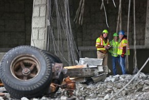 Женщине повезло остаться в живых после того, как куски эстакады упали на ее автомобиль