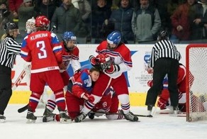 Когда у девочек чешутся кулаки: российские и чешские хоккеистки устроили жесткую драку на чемпионате мира