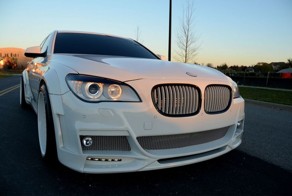 Белоснежный BMW 750Li смотрится эффектно