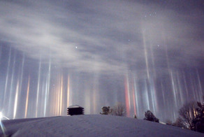 Пока все спали, мужчина заснял столбы света в ночном небе над Онтарио