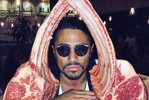 Турецкий шеф-повар "сексуально посолил мясо" и стал богом Инстаграма (и мемом)