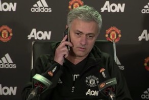 Футбольный тренер во время пресс-конференции ответил на зазвонивший телефон журналиста