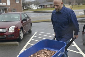 Сдачи не надо! Бизнесмен оплатил пошлину на авто почти тонной мелочи