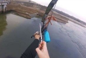 Впечатляющая рыбалка с помощью лука