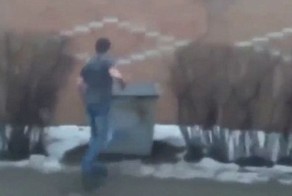 Парень выбросил девушку в мусорный контейнер за измену