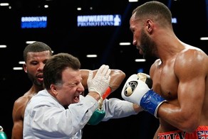 Шведский боксер едва не отправил судью в нокаут во время титульного боя