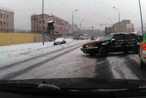 Разбил головой лобовое стекло