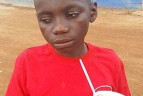 Бездомный ребенок подошел к машине, чтобы попросить мелочи