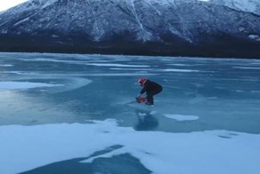 Как кататься по льду с помощью бензопилы 