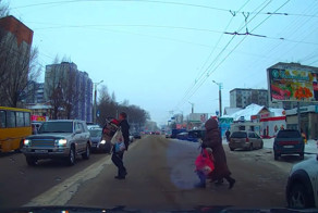 Неравнодушный водитель помог женщине