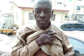 Мужчина с торчащими из живота внутренностями