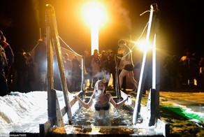 Фото сегодняшнего дня: в России - крещение, в Испании - снегопады, в Центральной Европе похолодание