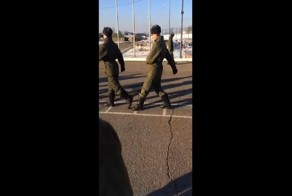 У этого солдата явно серьезные проблемы со строевой подготовкой