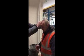 Забавный розыгрыш с монеткой на лбу